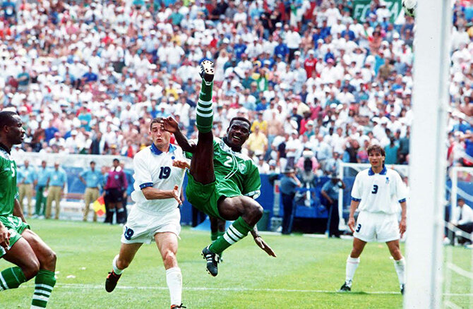 Эгуавон в матче против Италии на ЧМ-1994