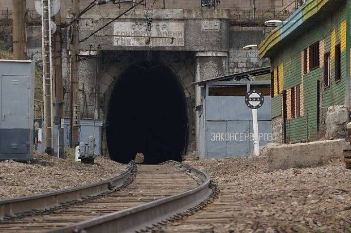 Тоннель Сталина во Владивостоке: от бронепоездов до электричек, краба и премии из США