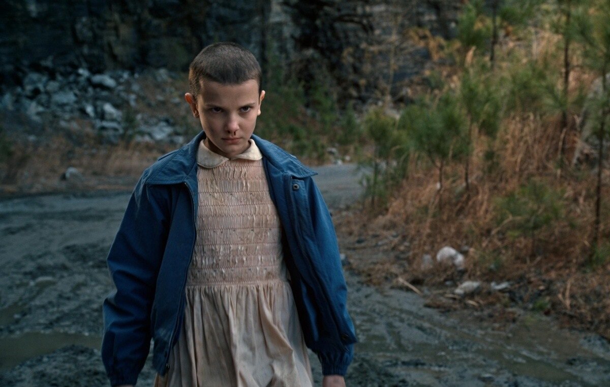 Одиннадцатая уже готова надрать всем хулиганам зад своим телекинезом на кадре из сериала "Очень странные дела"