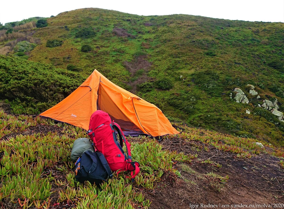 А это моя палатка стоит на Мысе Рока в Португалии