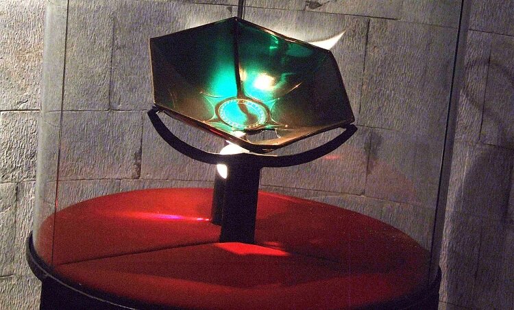 Генуэзская чаша в соборе Сан Лоренцо (Генуя, Италия). Фото из открытых источников