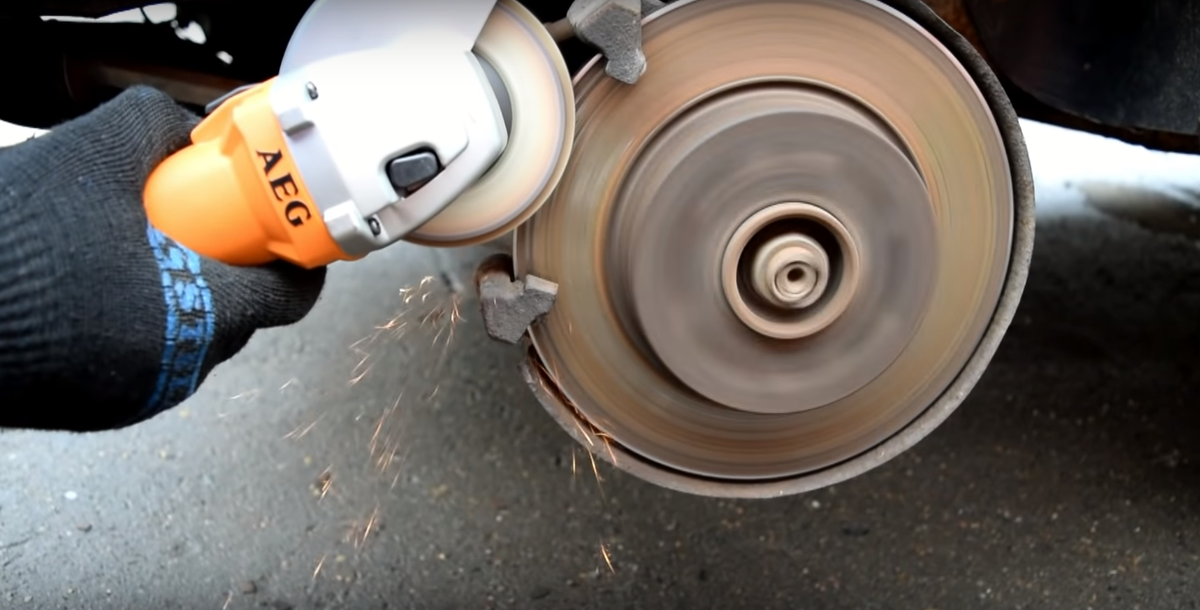 Не спешите менять тормозные диски, когда бьет в руль при торможении и ...