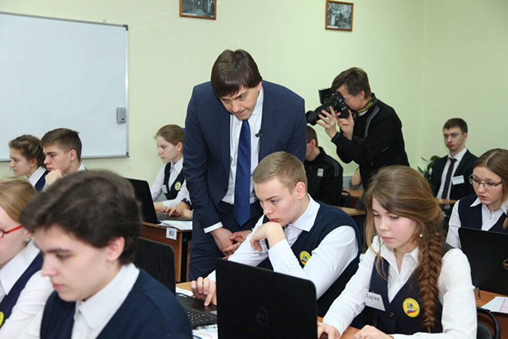 Сергей Кравцов во время проведения ЕГЭ. Источник: http://obrnadzor.gov.ru