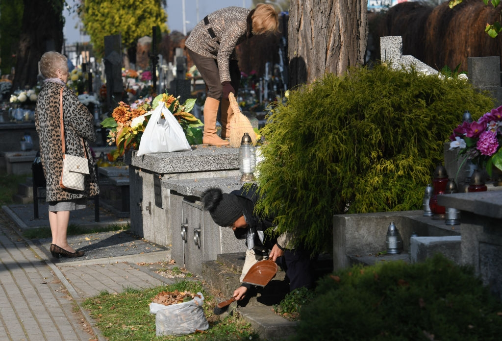 Ежегодная уборка на захоронениях усопших