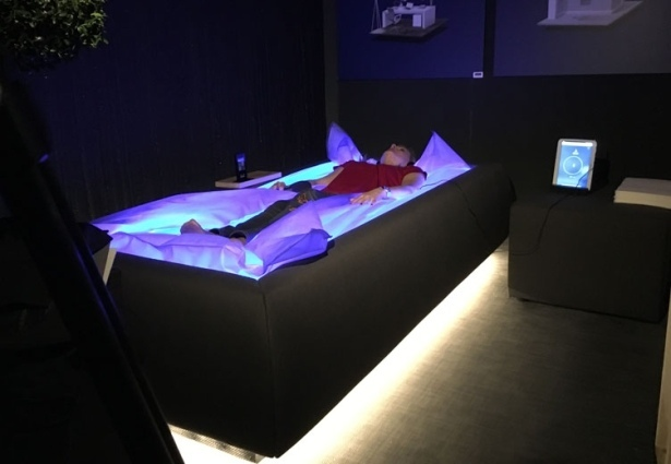 Бассейн вместо кровати, так вот мы на чем будем в этом будущем спать?