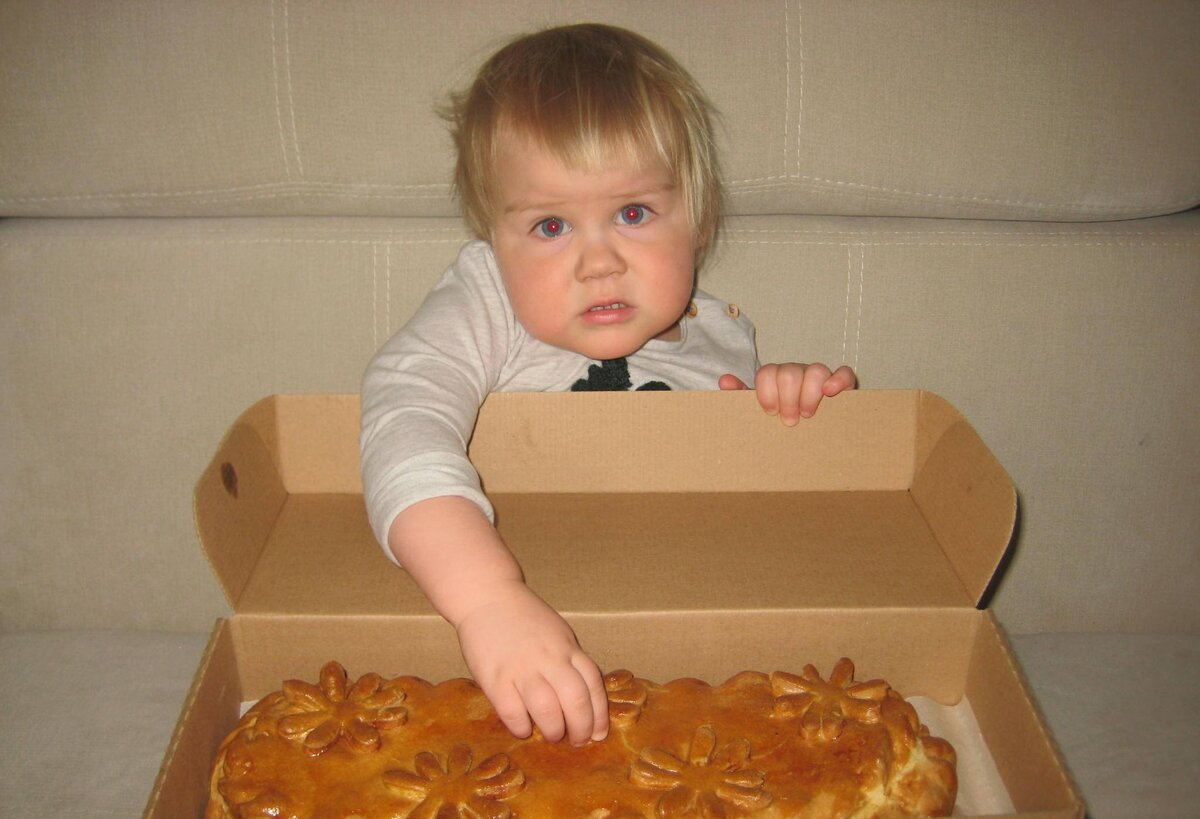 Конечно, Ягодка самостоятельно ест и супы, и каши, и прочую взрослую еду уже давно