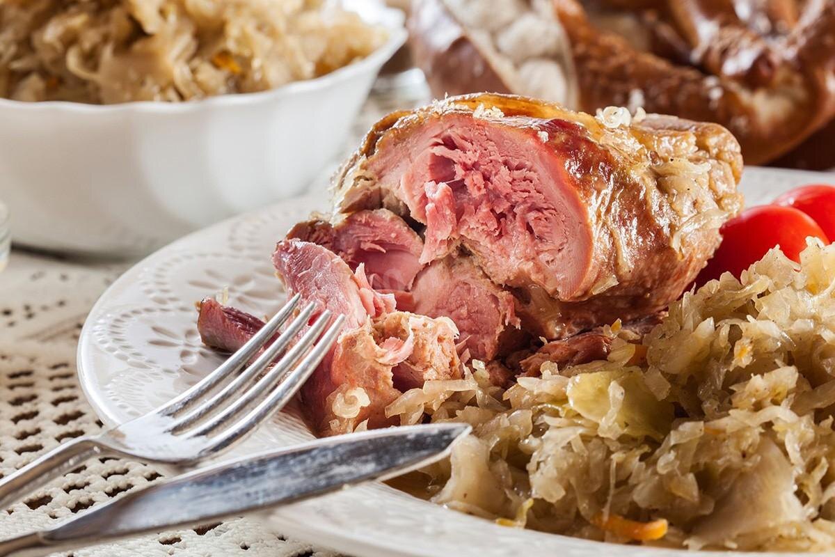 Айсбан - классическое немецкое блюдо из вареной или запеченной со специями свиной рульки. Подают ее обычно с тушеной квашеной капустой и запивают добротным немецким пивом. Однако, чтобы попробовать это лакомство, не обязательно лететь в Германию. Это очень сытное и вкусное мясное блюдо с не менее аппетитным гарниром можно приготовить у себя дома.