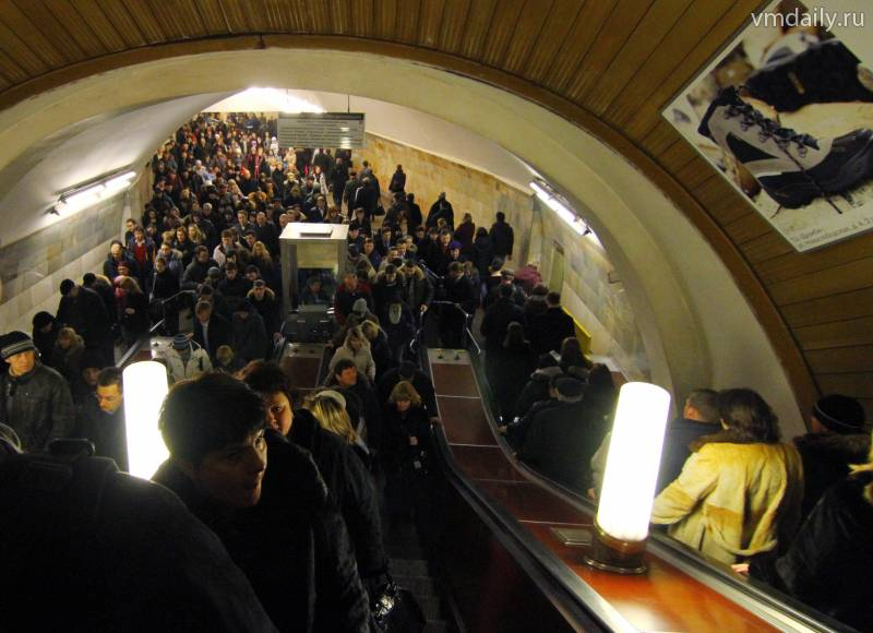 Московское метро очередь. Боровицкая метро эскалатор. Бауманская час пик. Метро Комсомольская эскалатор. Московский метрополитен 1935 эскалаторы.