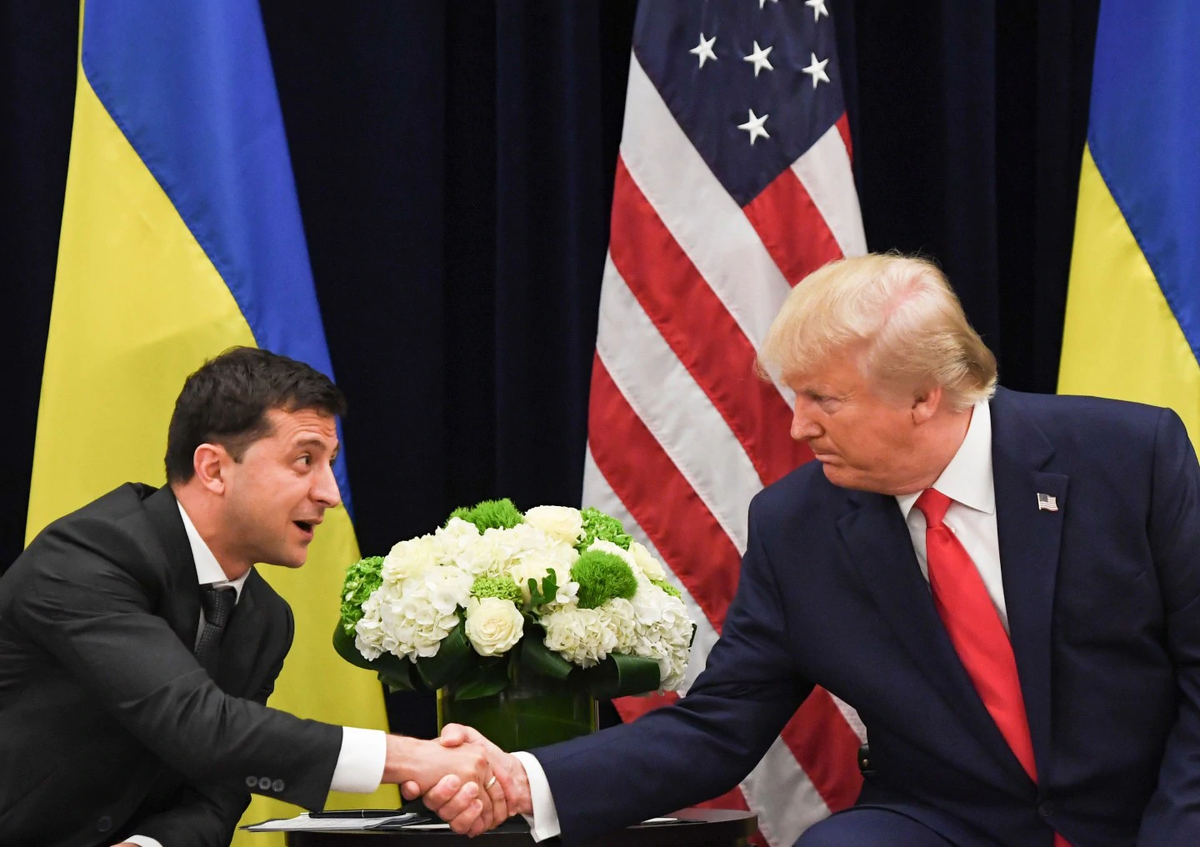 Президент Трамп и президент Украины Владимир Зеленский пожимают друг другу руки во время встречи в Нью-Йорке 25 сентября 2019 года в кулуарах Генеральной Ассамблеи ООН