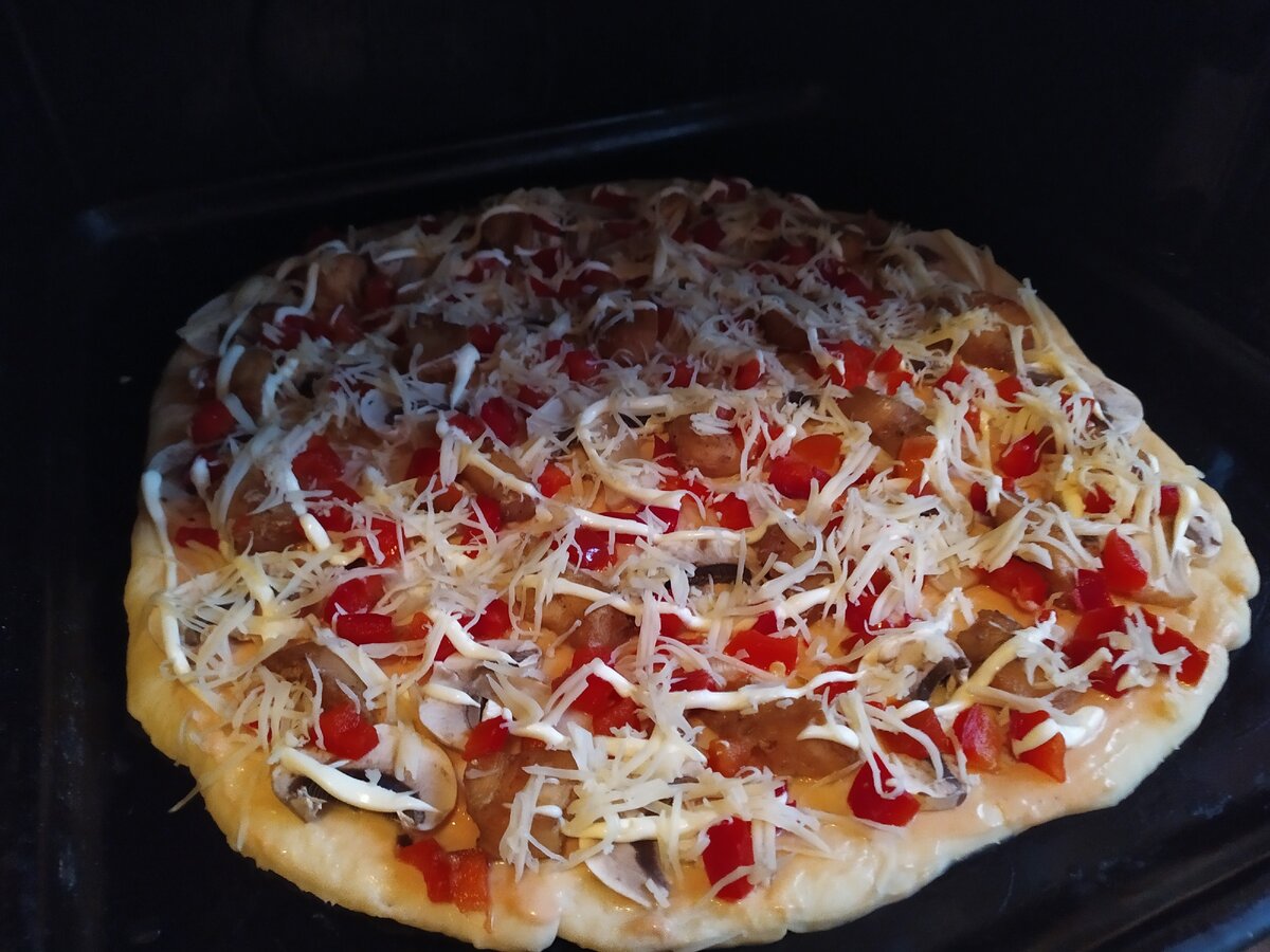 Пицца с курицей и помидорами и сыром в духовке