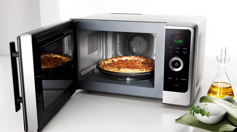 Принцип безопасности печи основан на ее устройстве, а именно – нанесении на каждую модель специальной магнитной ловушки и защитной сетки, которая при плотно закрытой дверце во время работы поглощает вредные лучи. Для самостоятельной оценки безопасности микроволновой печи можно провести небольшой тест. Находясь в магазине, положить в изделие сотовый телефон, плотно закрыть дверцу и сделать звонок на гаджет. Отсутствие сети станет доказательством безопасности СВЧ, дозвон – свидетельством слабой защиты, но все-таки ее наличия. 