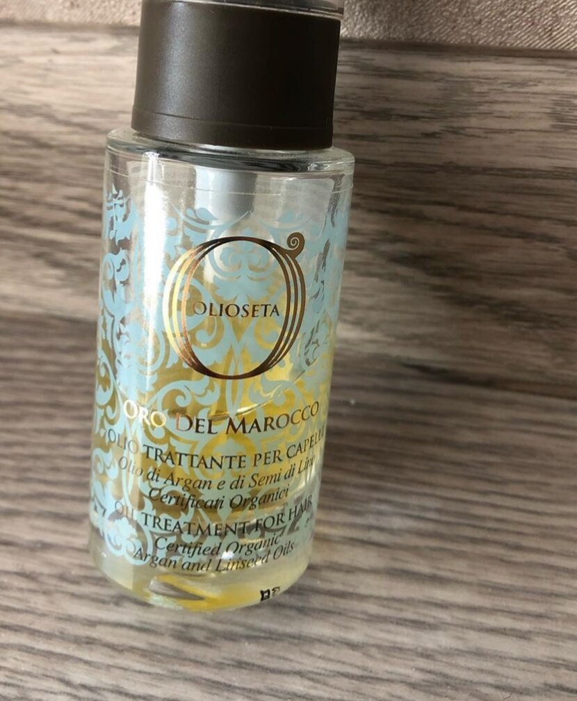 #люди#вода#шампунь#уходзаволосами#волосы  написать вам пост о том как я ухаживаю за волосами💇🏻‍♀️ конечно это больше будет интересно девчонкам, но вдруг и парни возьмут что-нибудь для себя😅 честно говоря никогда раньше особо не ухаживала за волосами, использовала только шампунь и редко бальзам👌🏼 Но после того, как всё чаще начала пользоваться выпрямителем, поняла, что моим волосам нужен хороший уход🥰 Перепробовала кучу масок и после долгих поисков нашла для себя идеальный уход, который для меня хорошо подходит😇 Самое первое и основное это конечно же шампунь(о котором у меня есть пост), после наношу маску Elseve(она так же служит для меня как бальзам). Перед тем как начинаю сушить волосы наношу «Крем-уход нет ножницам» так же от Elseve. После того, как высушиваю волосы наношу на кончики масло(чтобы лучше разглядеть что за масло, листайте карусель➡️) Когда не использую уход от Elseve после мытья шампунем наношу SOS Спасатель волос 10 в 1 от Fructis(его можно наносить как на сухие так и на влажные волосы) это несмываемый крем. Так же иногда даю волосам отдых, и просто не использую утюжок и наношу на ночь масло. Вот такой не сложный уход за волосами, но даже за такой уход ваши волосы скажут вам спасибо😍 Делитесь своими средствами по уходу за волосами, который помогает вам поддерживать свои волосы в порядке, мне будет интересно взять что-то для себя❤️ и конечно же не забывайте про лайк и сохраняйте пост к себе, чтобы не потерять💋