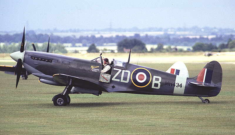 Рэй Ханна за штурвалом Supermarine Spitfire Mk. L. F. IX MH434 британского аса Генри Ларднер-Бёрка, авиашоу Duxford Flying Legends, год неизвестен.