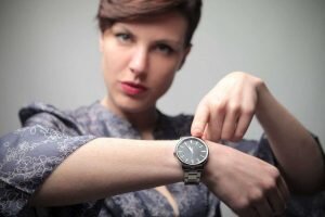 Это форма настоящего времени. То есть, если глагол в этой форме стоит после подлежащего, то все предложение будет в настоящем времени. Возможно два варианта формы.