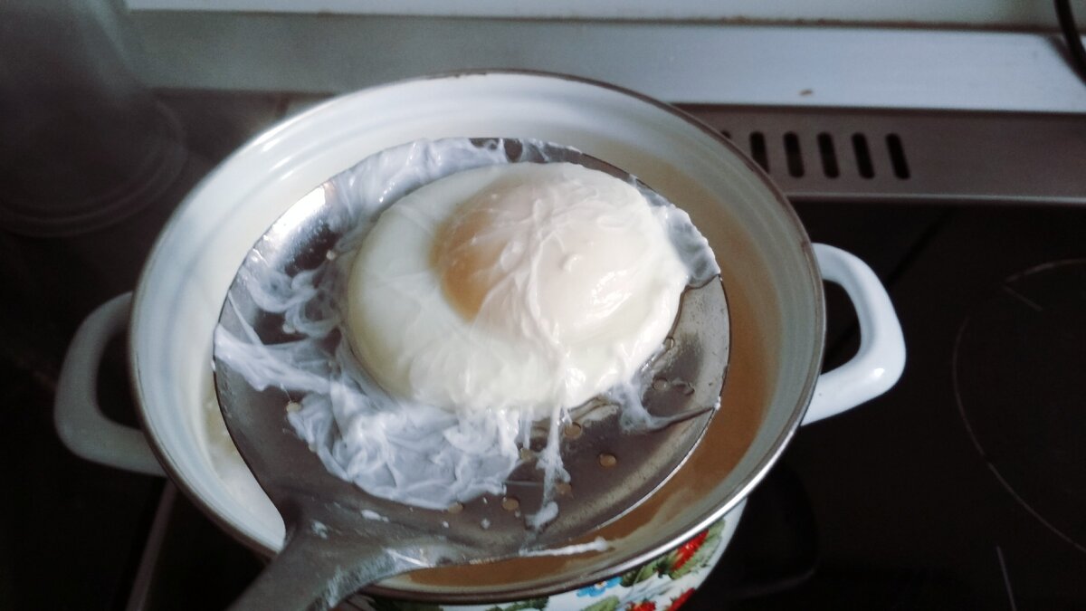 Пашот яйца рецепт в кастрюле. Яйцо пашот через сито. Яйцо пашот в кастрюле с водой. Кастрюля для пашот. Яйцо пашот в стакане.