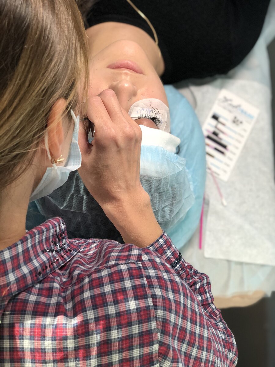 Процедура наращивания ресниц