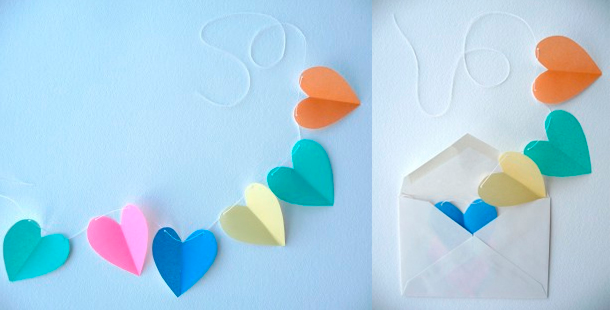 Можно на каждом из сердечек написать слова, которые по мере вытаскивания сердечек будут складываться в фразу. Не перепутайте начало и конец при вкладывании послания в конверт, а то получится «Люблю тебя, я — Зина» вместо «Зина, я тебя люблю»:)