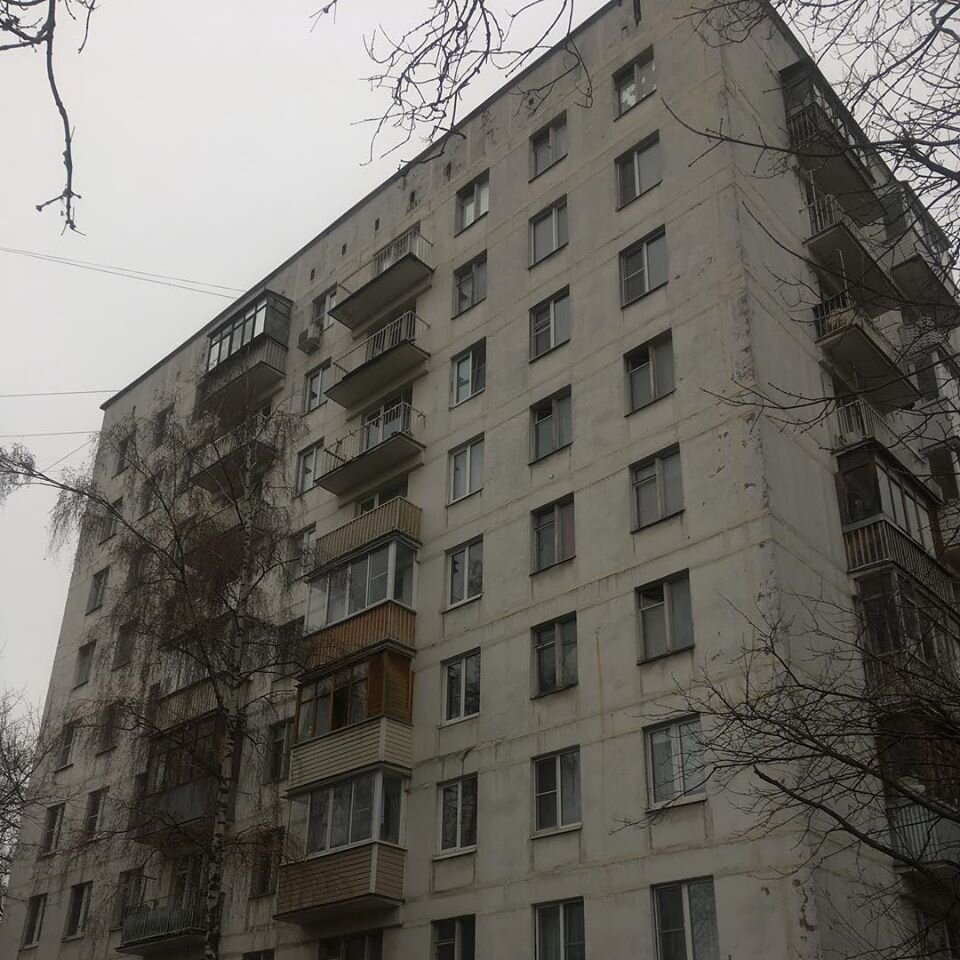 Один из II-18, расположенный по ул.Новаторов, имеет адрес «Ул.Новаторов, д.18, кор.2». Символично!