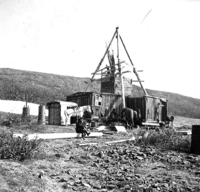 Старая буровая в окрестностях Норильска.