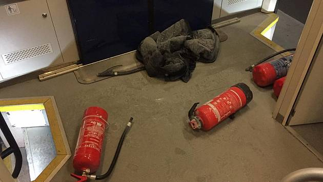 До приезда пытаются справиться с огнем с помощью огнетушителей. 