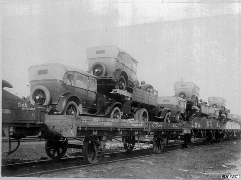 Перевозка автомобилей ГАЗ-А и ГАЗ-АА железнодорожными платформами, 1930-е годы.