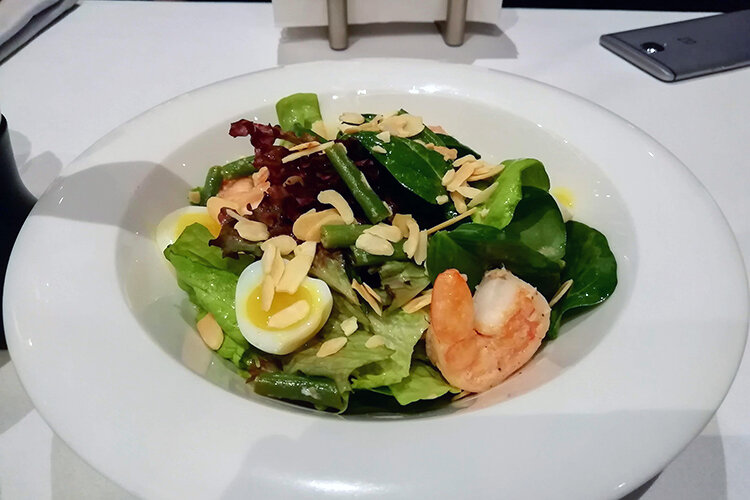 Салат с тигровыми креветками, стручковой фасолью и миндалём, 690 рублей. Фото Таисии Токовой