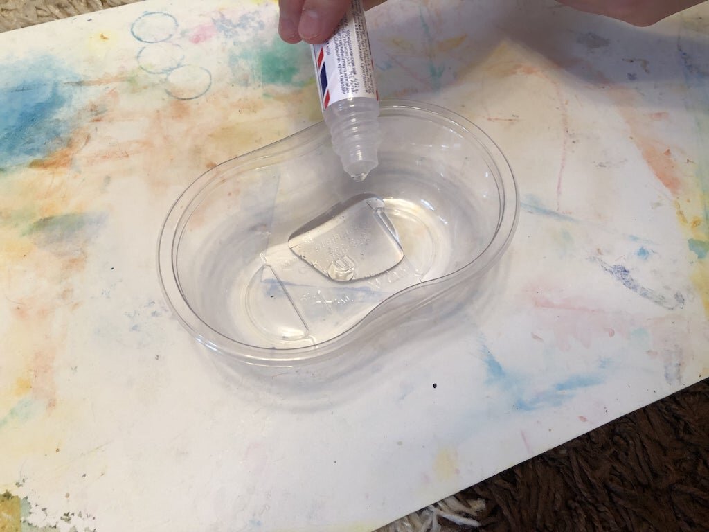 Клей выливаем в ёмкость