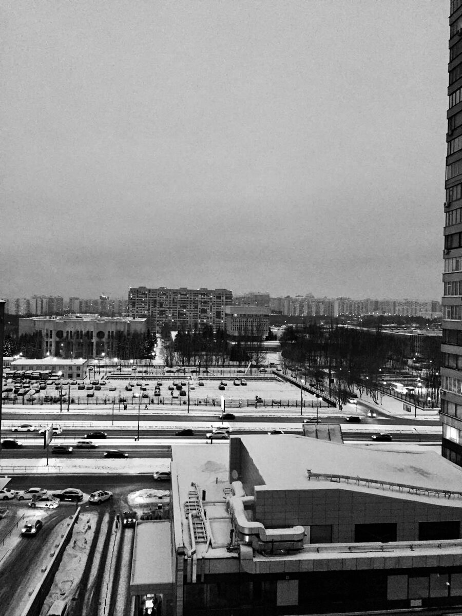 А где то за туманом, старый город Уже не слышно рев моторов, гула линий передач
Шумит листва, и воют волки, на старые дома
Увидеть выходящего из арки человека, как призрак рождества

Вдруг завести беседу и полетят слова, слова, слова...
Все о былом о нынешнем и пущем,
Рассеется туман где старый город ждущий
Пришествия душ жаждущих, заблудших

Кому уж жажду просто так не утолить, не утопить, не вымолить
А старый город все прощает, кайся, тебя здесь ждали
И мигом как мгновенье ока, в нем ни осталось ни порока
А если честно не осталось и следа, ведь жизнь бежит, течет вода...

Все вздор, все глупости и басни, и нету ни чего опасней
Чем перейти черту, огородившись немощною властью
И старый город не причем, он просто вышел как то
Возможно ночью, лунным днем и попросту исчез из виду

Уподобляясь жадному либидо был казнен
По сроку службы или хуже, 
Ни кто не отпускал ему грехи не чистил карму, душу
Он просто сгинул потому то был не нужен.....

