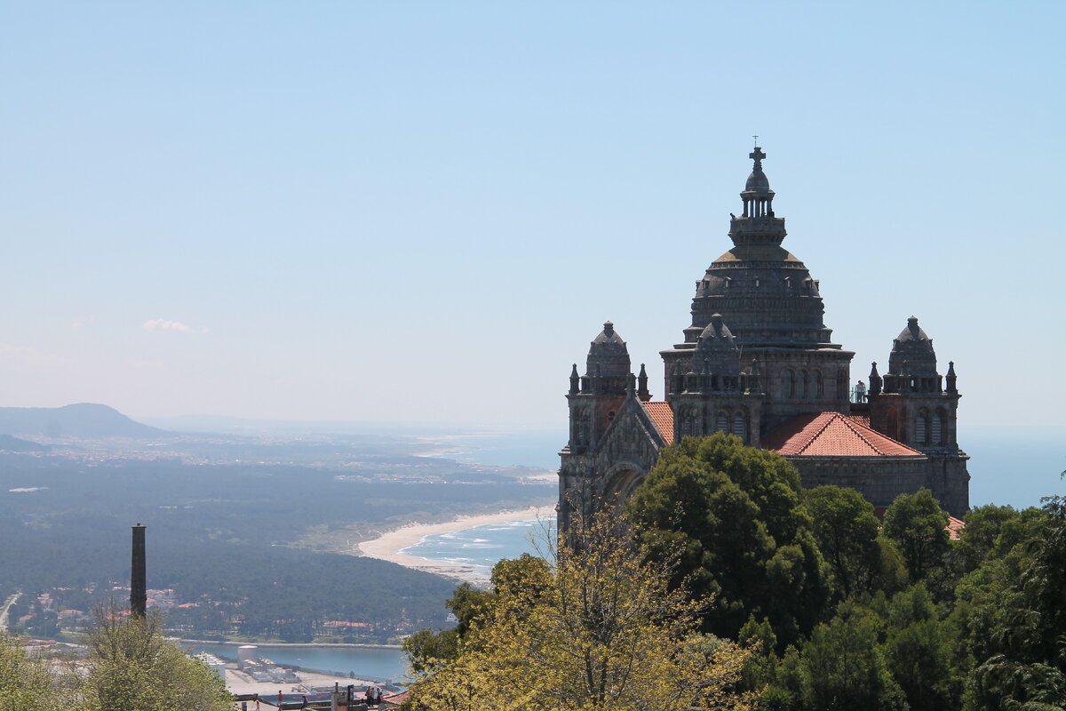 Город Viana do Castelo (Виана ду Каштелу)- самая окраина Португалии. Находится на севере страны в 40 километрах от границы с Испанией.