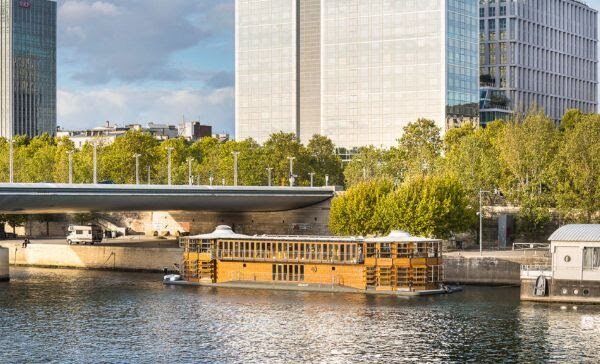 Психиатрическая клиника дневного пребывания Адамант в Париже на реке Сена со стороны Лионского вокзала.