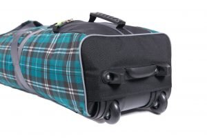 • Модели на колесиках. Это правило является своеобразным продолжением предыдущего, ведь чехлы с колесиками можно легко покатить.

Кроме того, существуют также определенные требования к таким аксессуарам для горных лыж. Их можно систематизировать и объединить в три пункта: