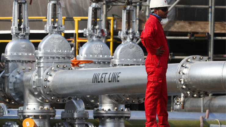 Работник нефтеперерабатывающего завода Saudi Aramco, государственной нефтегазовой компании Саудовской Аравии. Источник фото Getty Images