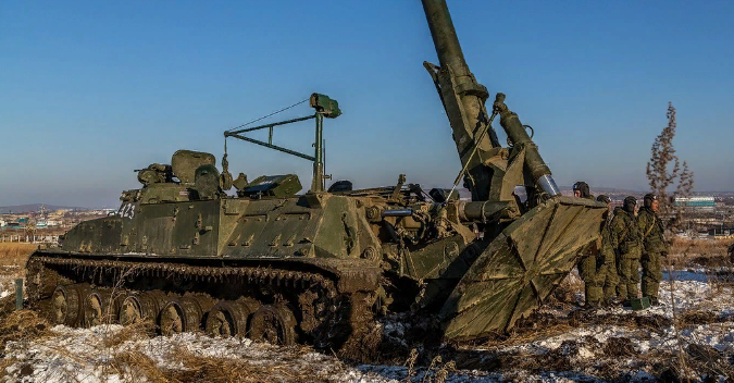 Момент перевода 2С4 из походного в боевое положение. На землю опускается опорная плита с прикреплённым к ней минометом.