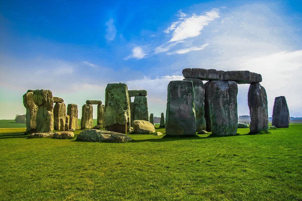 https://cdn.pixabay.com/photo/2015/09/19/15/31/stonehenge-947348_1280.jpg