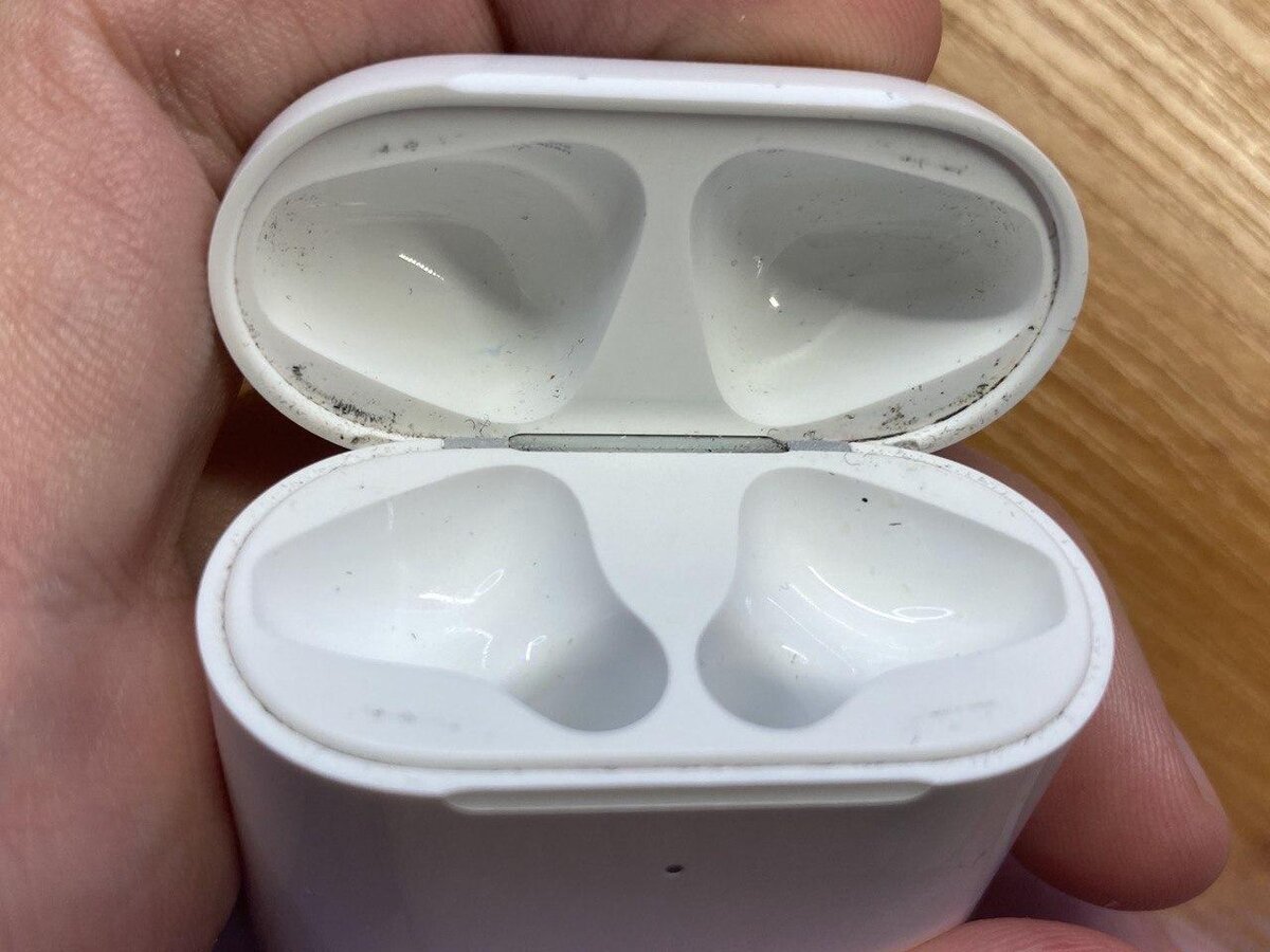 «Карманная грязь» и въевшиеся пятна появятся даже в чистом кармане уже в первый день. Чистить бесполезно, имеет смысл только перед продажей.