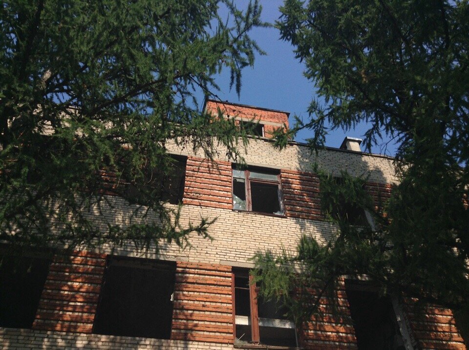 Последняя фотка - вид из окна, на котором я сидел и отходил от страха. 