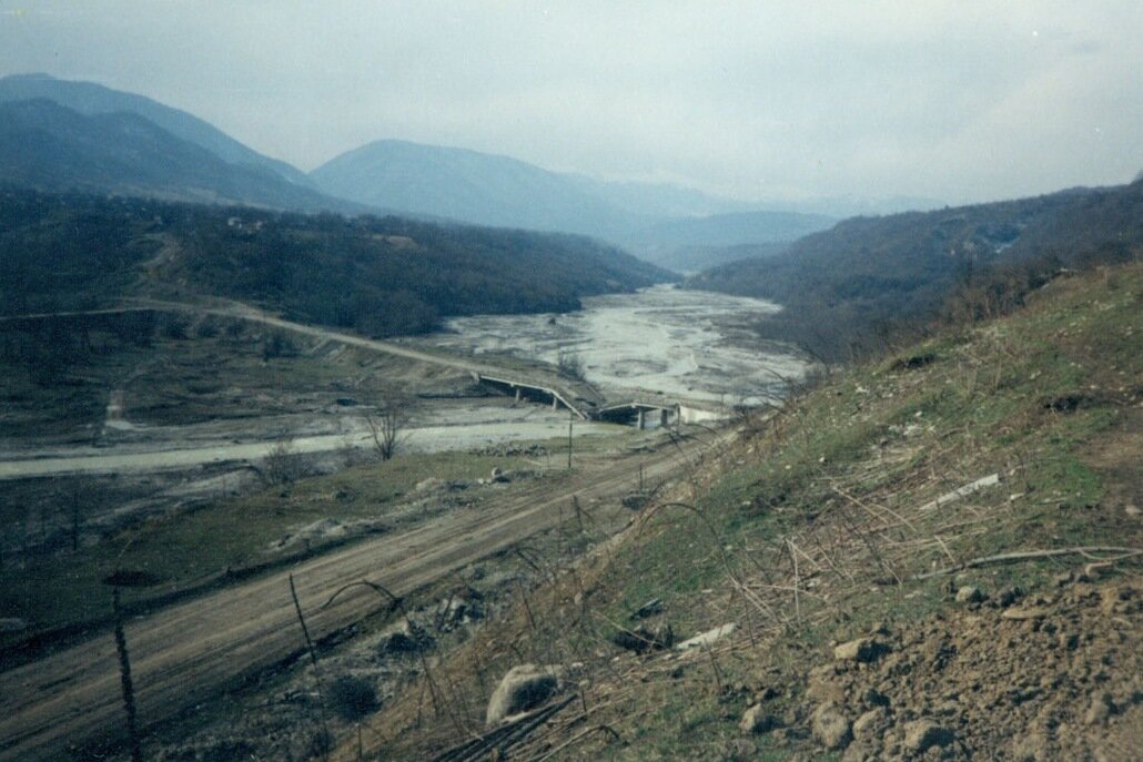Наш полк стоит в Аргунском ущелье, весна 2000 года. Вскоре после выборов президента, на которых победил Путин.