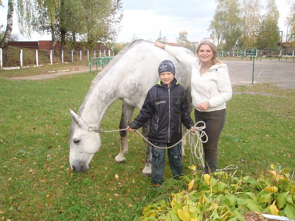 Для меня кошка, лошадь и собака - это  или друзья или члены семьи, а не животные. Как можно съесть друга??  ( 2012 год, мы с сыном на занятии иппотерапией- лечении лошадьми)