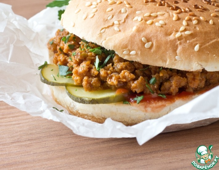 "Sloppy Joe" - в переводе с английского означает Неаккуратный (неряха) Джо. Это блюдо Американской кухни, где между булочками для гамбургеров, подают фарш, поджаренный с луком, чесноком, зеленым болгарским перцем и томатным соусом. Предлагаю один из вариантов приготовления этого бургера.