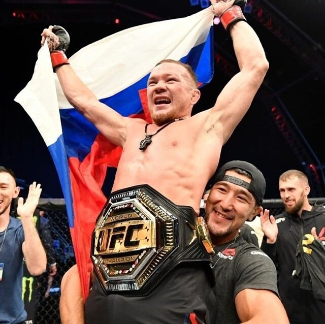 Российский боец на турнире UFC 251 в Абу-Даби победил бразильца Жозе Альдо техническим нокаутом в пятом раунде 👊🏻