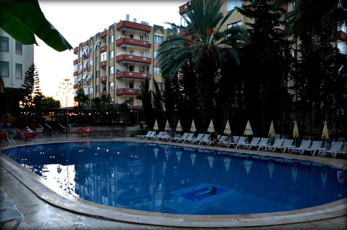 В турецком отеле в начале октября. Весь бассейн только для вас