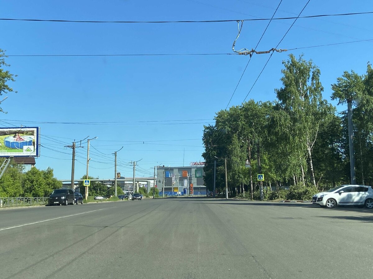 Пешеходный переход в Кирове через 6 полос. Знакомо, правда?