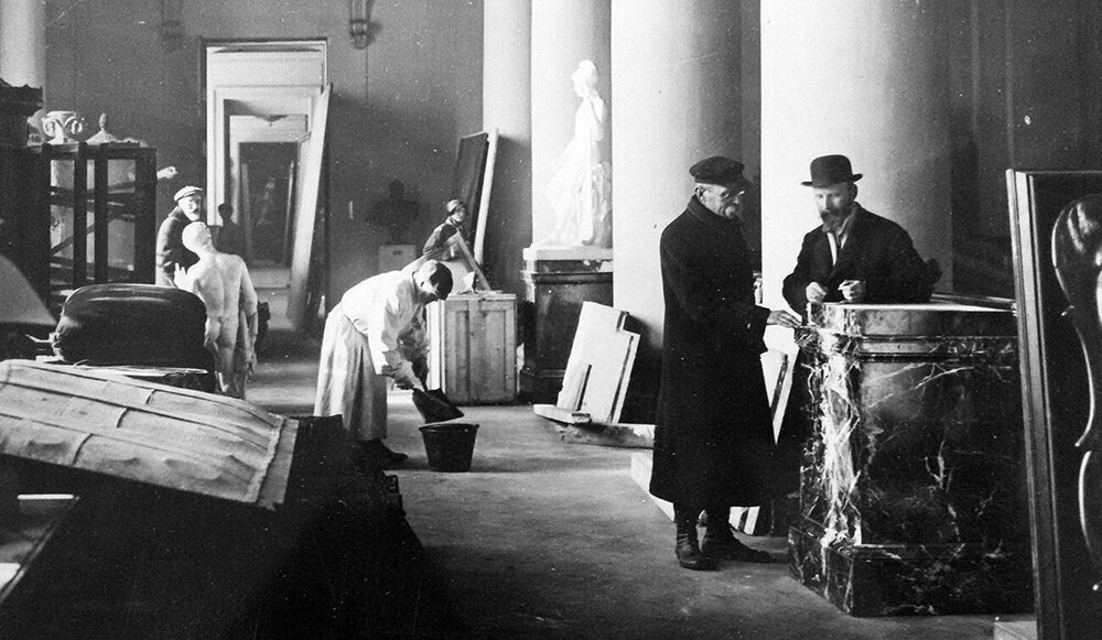 Подготовка здания Русского музея к открытию после реэвакуации экспонатов из Москвы, 1921 год. Фото: rusmuseum.ru