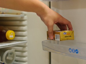 
Далее рассказано, как правильно сберегать продукт в холодильнике и морозилке и какие условия хранения при этом нужно соблюдать. Уже было сказано, что в большинстве случаев рекомендуется замораживать сливочное масло в морозильной камере, чтобы продлить его срок хранения и сохранить все вкусовые характеристики.