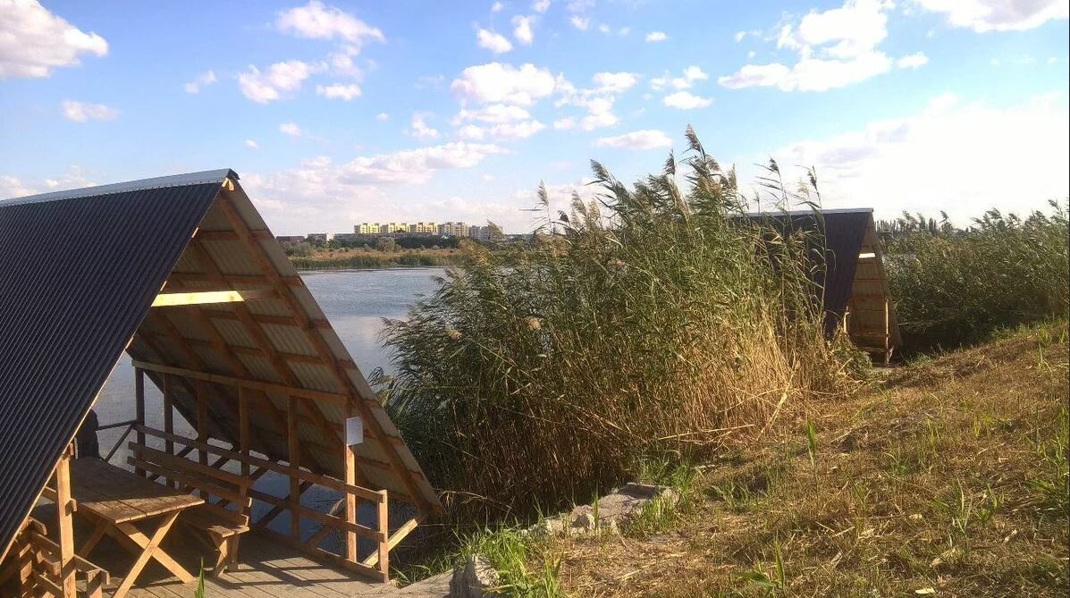 на пруду установлены 2 беседки для аренды и отдыха