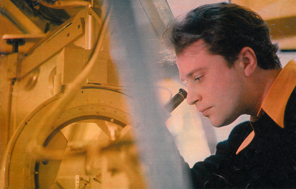 Я с умным видом смотрю в юстировочный микроскоп. Фото к статье «Блеск искусственного камня». 