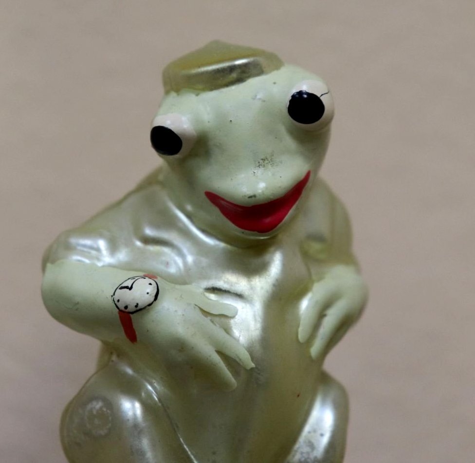 ЕЛОЧНАЯ ИГРУШКА. ЛЯГУШКА. ИЗ Сказки БУРАТИНО. Фото с сайта Мешок. 