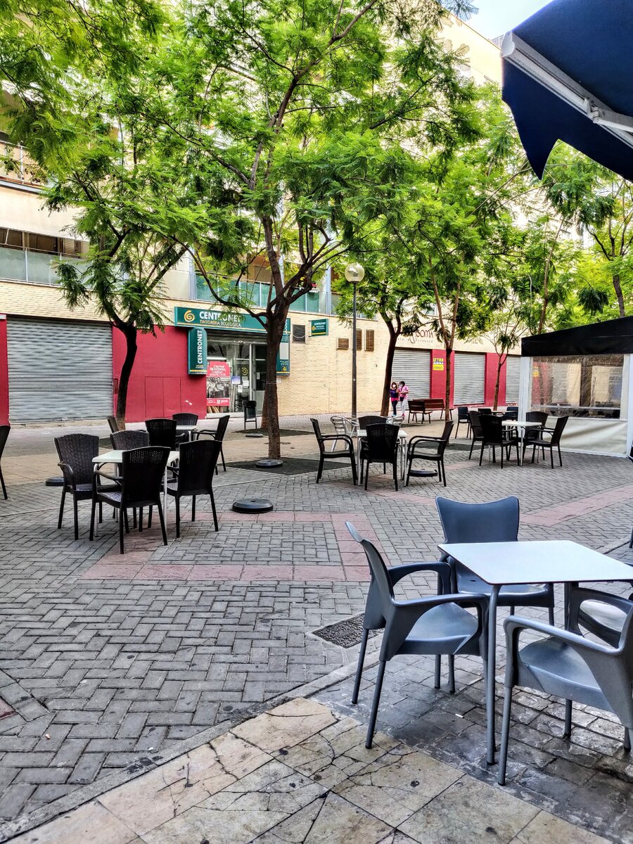 Вот и всё убранство кафе на улице нашего района (Lloma Llarga муниципалитет Paterna)