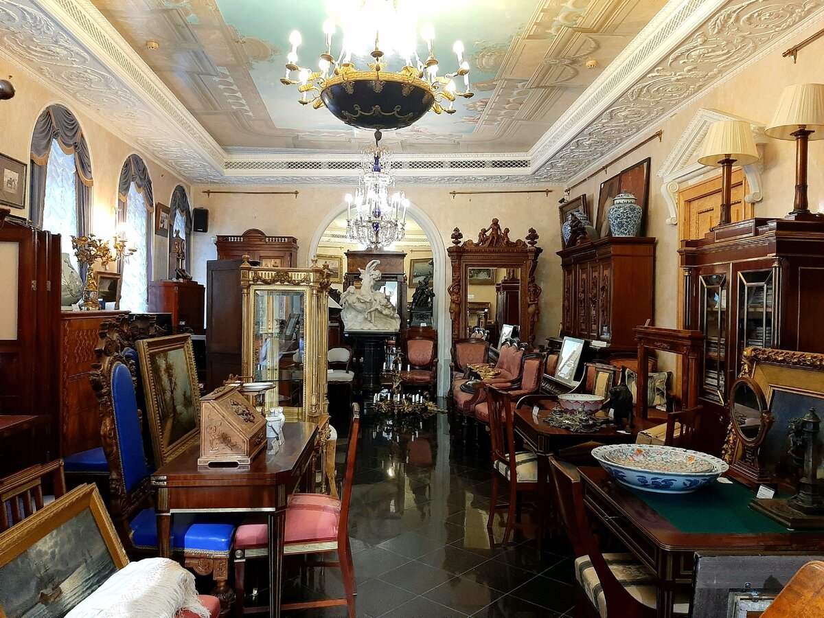 Один из залов салона