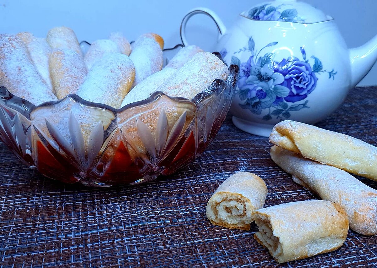 ПЕЧЕНЬЕ НА КЕФИРЕ.

Оригинальные трубочки и в тоже время очень простое печенье , вкусное , мягкое.

Нам понадобиться :
Кефир - 130 мл
Яйцо - 1 шт
Масло растительное - 50 мл
Сахар - 60 гр
Мука - 300 гр
Разрыхлитель - 1 ч л
Щепотка соли.

Начинка : 
Сахар,  корица.

В чашу добавить яйца , сахар , соль всё хорошо перемешать  до пышной пены.
Влить кефир , растительное масло и перемешать .
В просеянную муку добавить разрыхлитель и частями всыпать в жидкую часть , хорошо замешиваем  .
Готовое тесто раскатываем в тонкий пласт,  делаем кружки при помощи стакана , диаметр 10 см , каждый кружок посыпаем сахаром с корицей и закручиваем в трубочку , выкладываем на пергамент в противень. Выпекаем при 180 °   15 мин.
Печенье готово.
Остудить и присыпать сахарной пудрой. 

ПРИЯТНОГО АППЕТИТА. 

#рецепт#печенье#на#кефире#трубочки#скорицей#вдуховке#вкусно#футблогер#готовимсВикой#vladimirowna86
